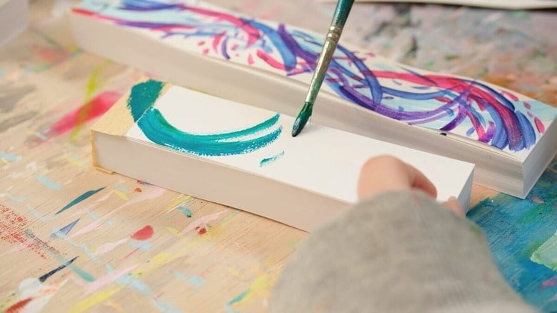 アーティストが一つひとつ手描きで彩色する「ほんの切れ端」