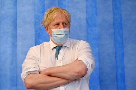 ５月２７日、英国のジョンソン首相はインドで見つかった新型コロナウイルスの変異株の感染が急速に拡大していることを受け、抑制措置の完全な解除が当初の計画より遅れる可能性があると述べた。写真は同日、病院を訪問するジョンソン首相（２０２１年　ロイター／Glyn Kirk）