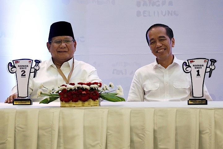 かつて独裁政権下で民主化の動きを封じようと拷問や殺人を指示したと言われるプラボウォ・スビアント氏（左）がジョコ・ウィドド大統領と、4月の大統領選の候補者受付のイベントに出席している　Willy Kurniawan - REUTERS