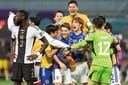 2022年のカタール大会でドイツに勝利し歓喜に沸く日本代表。この試合を皮切りにスペイン、ブラジル、イングランドといった強豪国を次々撃破し世界を驚かせた　ANNEGRET HILSE-REUTERS