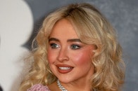 「私の手にフンをした...」サブリナ・カーペンター、本番中に「共演者」から「落とし物」を見舞われる瞬間が映像に