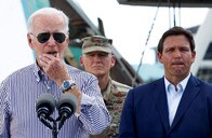 ハリケーン被災で政敵と握手、バイデンの成算は？