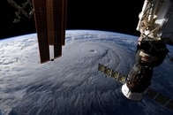 国際宇宙ステーションに空いた穴から空気漏れ、流星塵の衝突ではなかった　犯人は？