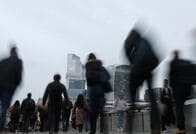 英、若者30万人の就労体験枠を新設へ　「失われた世代」対策で