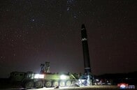 北朝鮮の「火星15」、日本政府が新型ICBM級ミサイルと分析