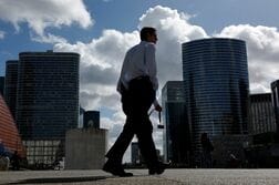 ユーロ圏総合ＰＭＩ、5月は18カ月ぶり低水準　四半期経済縮小も