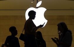 アップル新製品発表会、折りたたみ式ｉＰｈｏｎｅと新Ｓｉｒｉに注目