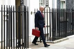 英防衛財源不足、他省庁予算見直しで対応と財務相　投資促進で機関設立へ