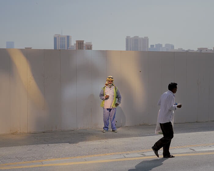 建設現場で休憩中に撮影に応じるインド出身の移民労働者。2008年にUAEに移住し、故郷の家族に定期的に仕送りをしているという。UAEの住人の大半は外国籍で、インド出身者は350万人を占める<br>
