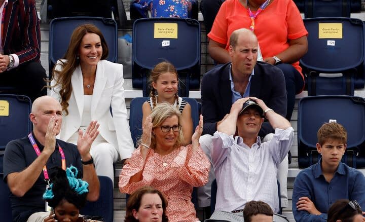 コモンウェルスゲームでホッケーの試合を観戦するウィリアム皇太子一家とソフィー妃一家