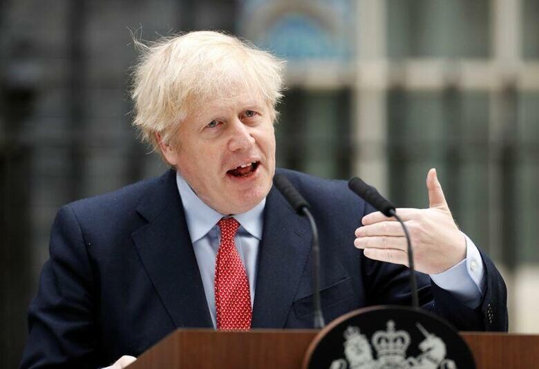 新型コロナウイルス感染症により療養していたジョンソン英首相が公務に復帰し、国民がロックダウン（封鎖措置）を守っていることに謝意を示した。ロンドンの首相公邸前で撮影（2020年　ロイター/John Sibley）