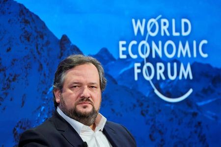 フランスの銀行大手ソシエテ・ジェネラル（ソジェン）のスラヴォミール・クルパ最高経営責任者（ＣＥＯ）は２２日、欧州の銀行間の国境を越えた合併は構造的な理由で実現の可能性が低いと述べた。写真は、２０２４年１月１７日にスイス・ダボスでの世界経済フォーラムに参加したクルパ氏。（２０２４年　ロイター／Denis Balibouse）