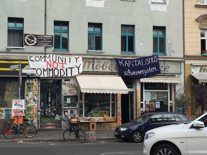 ベルリン・クロイツベルク地区はUBIを求める市民が最も多い。「コミュニティは商品ではない」というスローガンは、都市の高級化に反対する声明だ　撮影：武邑光裕