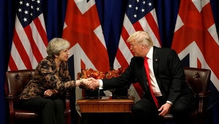 　４月２３日、トランプ米大統領が年央に英国を訪問する見通しとなり、７月の可能性が指摘されている。写真は国連総会に際して会談したトランプ大統領とメイ英首相。ニューヨークで昨年９月撮影（２０１８年　ロイター／Kevin Lamarque）