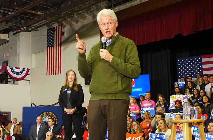 2016年大統領選で妻ヒラリーの応援演説をするビル。小説には、後ろに立つ娘チェルシーを連想させる一人娘も登場（筆者撮影）