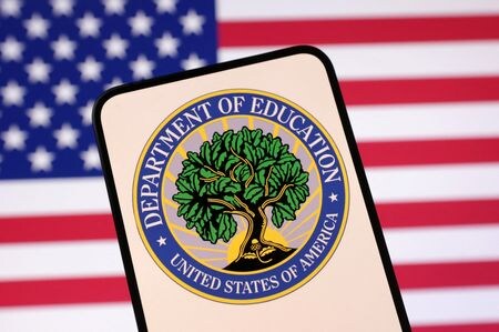 　トランプ米政権は、人種差別の疑いでデューク大学とデューク・ロー・ジャーナルに対する調査を開始した。調査結果次第では、他の一部大学ど同様、連邦政府による助成金凍結の危機に直面する可能性がある。写真は米教育省のロゴと国旗。４月撮影（２０２５年　ロイター／Dado Ruvic）