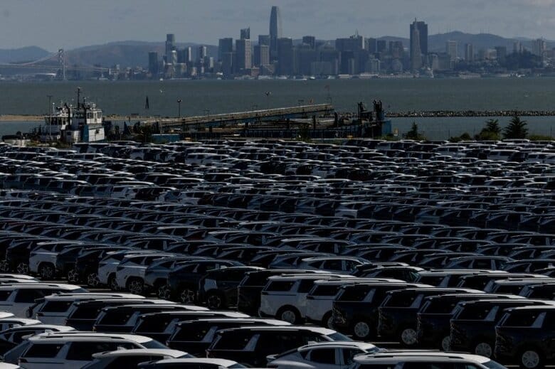 写真はリッチモンド港の駐車場に並ぶ新車。2023年6月撮影。REUTERS/Carlos Barria
