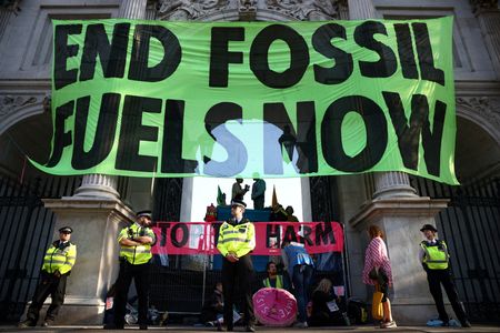 英財務省は２５日、温室効果ガス排出量を２０５０年までに実質ゼロにするネットゼロ経済への移行計画開示を金融機関や上場企業に来年から義務付けるに当たり、関連規則の策定に向けた新たなタスクフォースを発表した。写真は４月１６日、ロンドンで撮影（２０２２年　ロイター/Henry Nicholls）