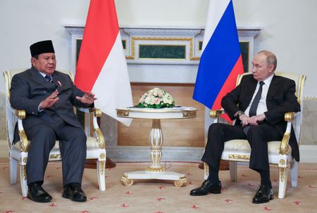 　６月１９日、ロシアを訪問中のインドネシアのプラボウォ大統領は、西部サンクトペテルブルクでプーチン大統領と会談した。写真は会談中の両首脳。同日、サンクトペテルブルクで代表撮影。提供写真（２０２５年　ロイター/Sputnik/Vyacheslav Prokofyev）