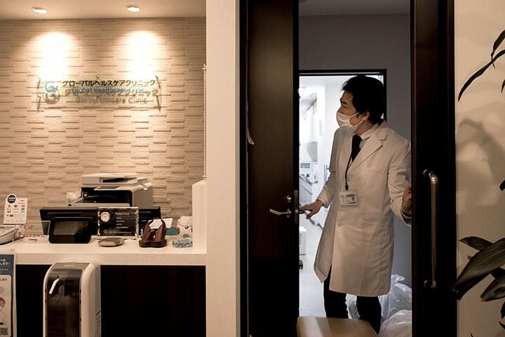受付を通らず診察できる入り口横の部屋を開ける水野泰孝　HAJIME KIMURA FOR NEWSWEEK JAPAN