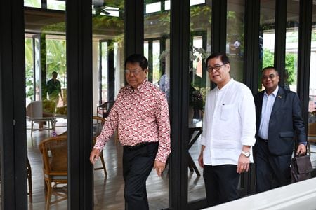 　タイのシーハサック外相は１８日、ミャンマー軍事政権が外相に任命したタンスエ氏とタイ南部で会談した後、軍事クーデターから約５年が経過したミャンマーの東南アジア諸国連合（ＡＳＥＡＮ）復帰を望むと述べた。プーケットで１８日撮影。外務省提供（２０２６年　ロイター）