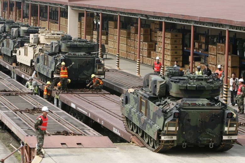 米軍のM2ブラッドレー歩兵戦闘車（2007年）　Jo Yong-Hak-Reuters