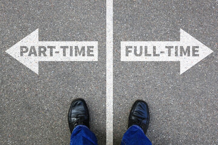 日本の場合、正規と非正規では収入面で著しい格差がある　Boarding1Now/iStock.