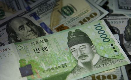 韓国銀行（中央銀行）は２６日、政策金利 を２５ベーシスポイント（ｂｐ）引き上げて０．７５％にすることを決定した。アジアの主要経済として初めて、新型コロナウイルス流行下で利上げに踏み切った。写真中央は韓国紙幣、２０１５年１２月撮影（２０２１年　ロイター／Kim Hong-Ji）
