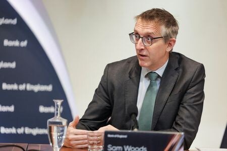 　９月１９日、イングランド銀行（英中央銀行）のウッズ副総裁は、新型コロナウイルス流行時には政府の対策で抑えられていた銀行の減損が拡大しているとの認識を示した。写真は７月、ロンドンで代表撮影（２０２３年　ロイター）