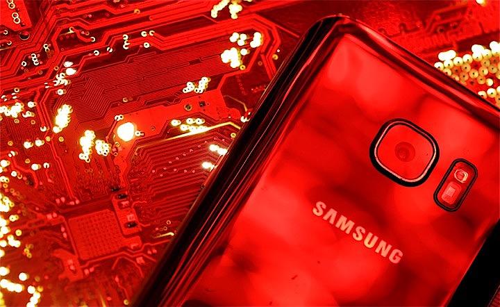 日本の輸出規制で製造に影響が出るとも言われるサムスン電子のスマートフォン「Galaxy」　Dado Ruvic - REUTERS