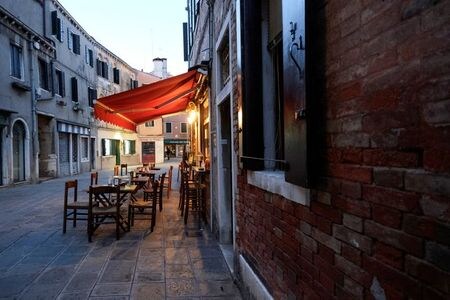 イタリアの上下両院議会は２０日、３２０億ユーロ（３８７億ドル）の新型コロナウイルス向け追加経済対策をほぼ全会一致で承認した。ベニスで１５日撮影（２０２１年　ロイター/MANUEL SILVESTRI）