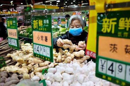 １２月１０日、中国国家統計局が１０日発表した１１月の生産者物価指数（ＰＰＩ）は、軟調な需要や輸出の低迷が響いて５カ月連続で前年比で下落した。北京のスーパーで２０１８年１月撮影（２０１９年　ロイター/Jason Lee）