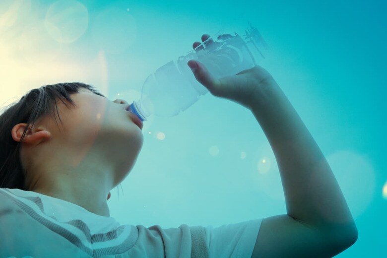 夏場はペットボトル飲料を飲む機会が増えますが、その飲み物は安全？　zue / photoAC　mjaud / shutterstock