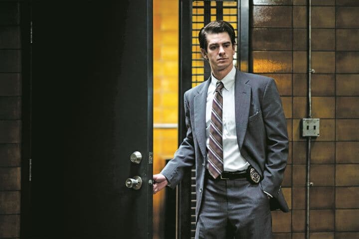 敬虔なモルモン教徒の刑事ジェブ( アンドリュー・ガーフィールド)はむごたらしい事件に信仰を試される　MICHELLE FAYE/FX