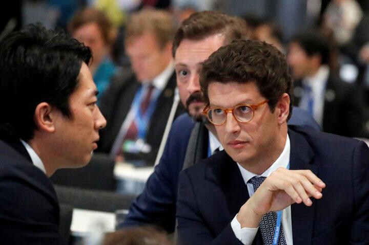 12月25日、スペインのマドリードで開催されていた第25回国連気候変動枠組み条約締約国会議（COP25）は、一部の国がより積極的な温暖化対策への取り組みに難色を示し、各国の足並みがそろわないまま閉幕した。写真はブラジルのサレス環境相と言葉を交わす小泉環境相（2019年　ロイター/Nacho Doce）