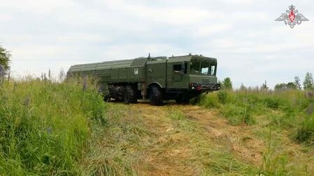 ロシア国防省は戦術核演習の第２段階の一環として、ミサイルの電子発射訓練を行ったと発表した。画像はレニングラード軍管区の訓練で撮影された、ミサイル発射システム「イスカンデル」の車両。１３日に提供された動画から（２０２４年　ロイター／Russian Defence Ministry）