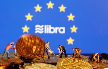 欧州連合（ＥＵ）の財務相理事会は５日、フェイスブックが計画する「リブラ」など民間企業による暗号資産（仮想通貨）について、リスクが完全に解決されるまでＥＵ内で発行を認めるべきではないという見解で一致した。写真はイメージ。１０月撮影（２０１９年　ロイター/Dado Ruvic）
