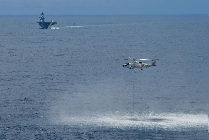 南シナ海で行われた対潜戦訓練に参加する護衛艦「かが」と同艦載航空機　海上自衛隊