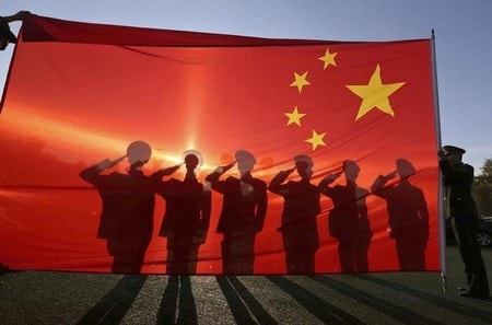 　５月１９日、中国外務省は、中国と東南アジア諸国連合（ＡＳＥＡＮ）加盟国が南シナ海の行動規範の枠組みで合意したと発表した。写真の中国旗は２０１４年１１月北京で撮影（２０１７年　ロイター）