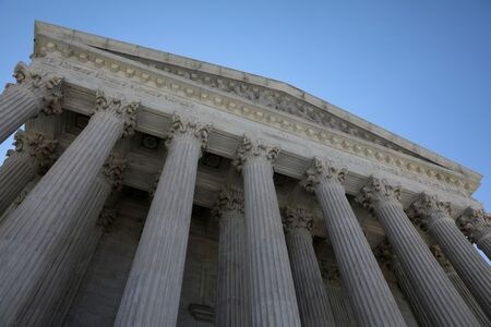 米最高裁は８日、トランプ前大統領側が２０２０年の大統領選でウィスコンシン州の不在者投票に問題があったとして起こした訴訟で、トランプ氏側の訴えを退ける判断を示した。写真は昨年７月、ワシントンの最高裁前で撮影（２０２１年　ロイター／Jonathan Ernst/File Photo）