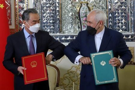 　３月２７日、中国とイランの両政府は、経済や外交協力関係の強化をうたった２５カ年の協力協定に署名した。両国ともに米国の制裁下にある。テヘランで撮影（２０２１年　ロイター/Majid Asgaripour/WANA）