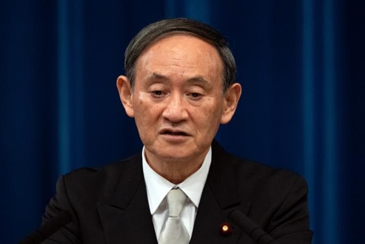 9月18日、菅義偉首相は各府省の副大臣・政務官人事を固め、規制改革を柱とする政権運営が本格的に動き出した。官邸で16日撮影（2020年　ロイター／Carl Court/Pool via REUTERS）