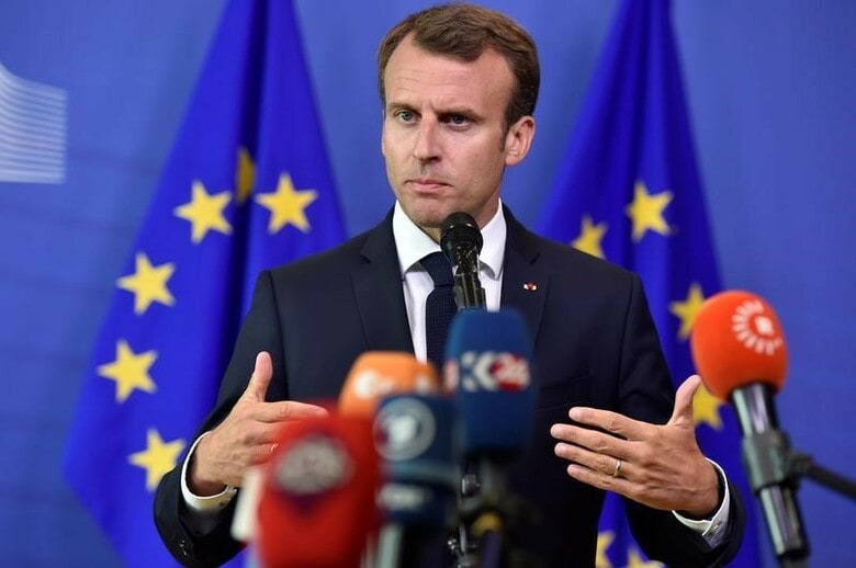 ６月２４日、フランスで公表された最新の世論調査によると、マクロン大統領の支持率は６月に１％ポイント低下の４０％となり、過去最低を更新した。ＥＵ委員会本部で会見する同大統領。ブリュッセルで撮影（２０１８年　ロイター／Eric Vidal）