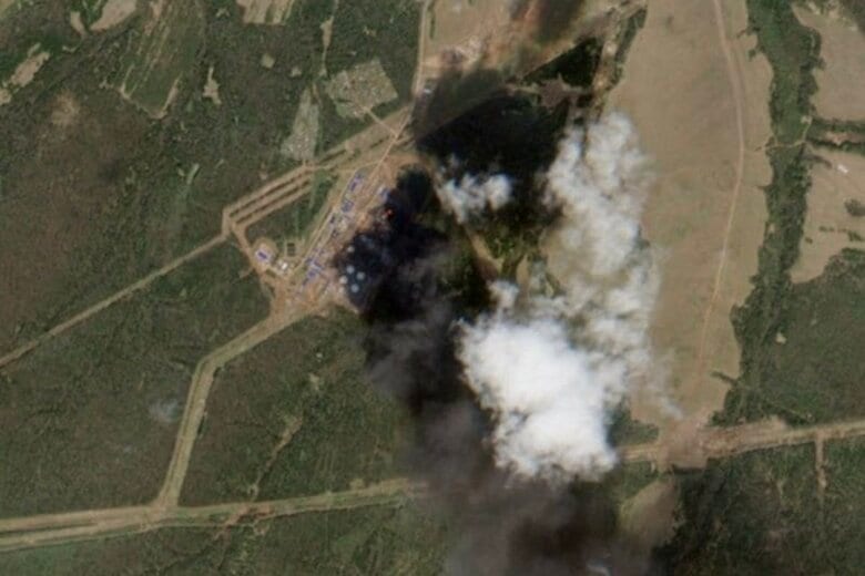 ウクライナの無人機攻撃を受け煙を上げる石油ポンプ場の衛星画像。7日にロシア中部ペルミ市で撮影。EUROPEAN UNION/COPERNICUS SENTINEL-2/Handout via REUTERS