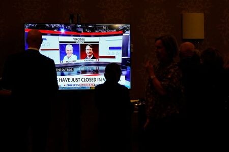 　２日投開票の米南部バージニア州知事選は、共和党候補のグレン・ヤンキン氏（５４）の当選が確実となった。写真はバージニア州のホテルで選挙結果を待つヤンキン氏の支持者ら（２０２１年　ロイター/Elizabeth Frantz）