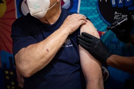 　９月３０日、米国の成人の約３分の２は、新型コロナウイルスのブースター（追加）接種向けの改良版ワクチンを近く接種する計画がないことが、カイザー・ファミリー財団（ＫＦＦ）の調査で明らかになった。ペンシルベニア州シュウェンクスビルで９月８日撮影（２０２２年　ロイター/Hannah Beier）