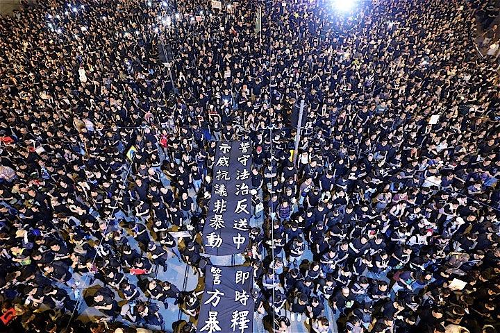 16日、香港政府トップの林鄭月娥行政長官は、中国本土への容疑者引き渡しを可能にする「逃亡犯条例」改正案の取り扱いを巡って市民に謝罪した。香港で行政長官の辞任を求める抗議デモの参加者（2019年　ロイター/Athit Perawongmetha）