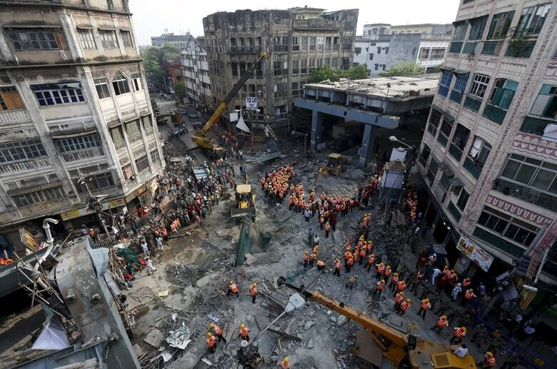 ４月１日、インド東部コルカタで、建設中の高架橋が１００メートルにわたって崩落し、少なくとも２３人が死亡した。写真はコルカタで撮影（２０１６年　ロイター/Rupak De Chowdhuri）
