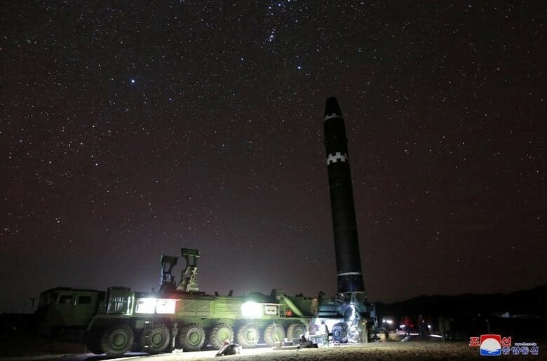 １１月３０日、日本政府は、北朝鮮が前日に「火星１５」と称して発射した弾道ミサイルについて、大陸間弾道弾（ＩＣＢＭ）級の新型と結論づけた。北朝鮮が公開した写真や声明、飛行高度などから総合的に判断したという。写真は火星１５。提供写真（２０１７年　ロイター／KCNA）