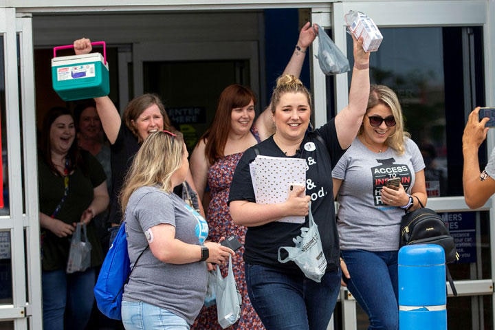 アメリカと比べて安いインスリンを買うためにカナダまで行き、薬局から出てきた糖尿病患者たち　Carlos Osorio-REUTERS